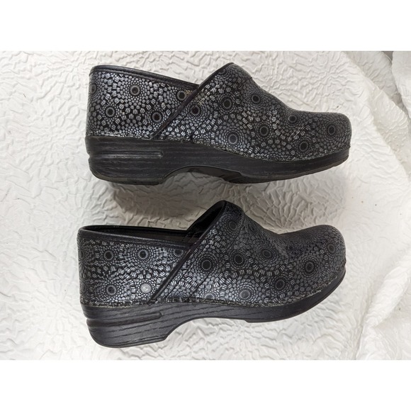 DANSKO! SILVER GEOMETRIC STARBURST ON BLACK COMFORT CLOGS! SZ 8.5 - Picture 5 of 10